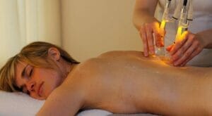 Een vrouw die een rugmassage krijgt.