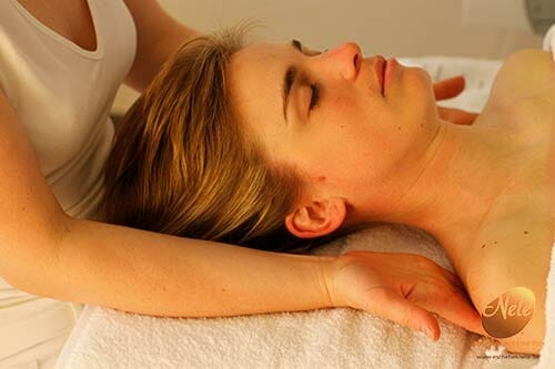wellness-esthetiek-nele-gistel-phyto-5-ontspannende-energetische-massage-massage-van-de-rug-schouders-en-nek