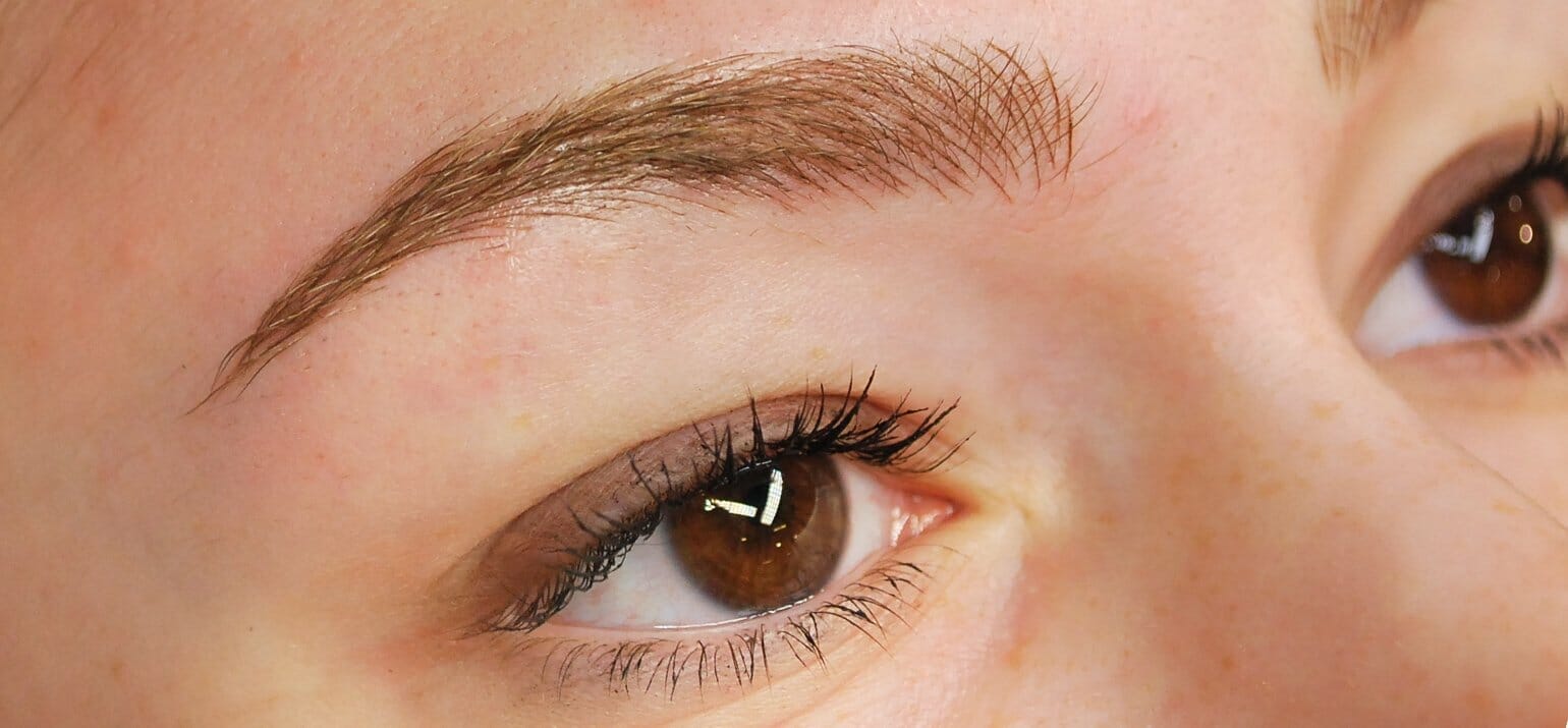 Na permanente make-up Microblading met ultrafijne wenkbrauwhaartjes